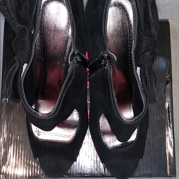 Anne Michelle Suede Peep Toe Pump, Size 8 - Picture 7 of 9